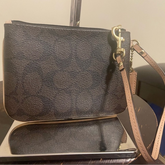 Coach Peyton Signature Wristlet - Like New - Picture 5 of 8